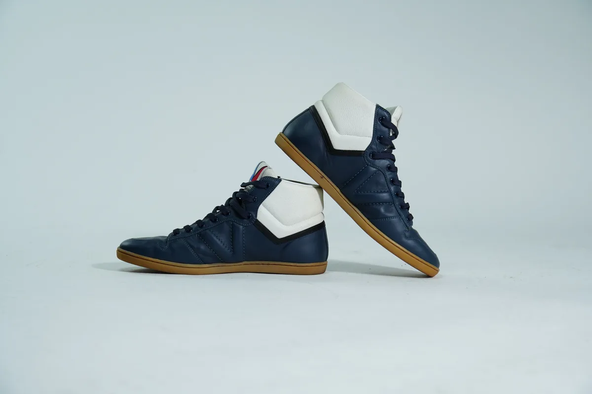 Foto de producto para e-commerce: tenis de bota azul marino en estudio, toma 72
