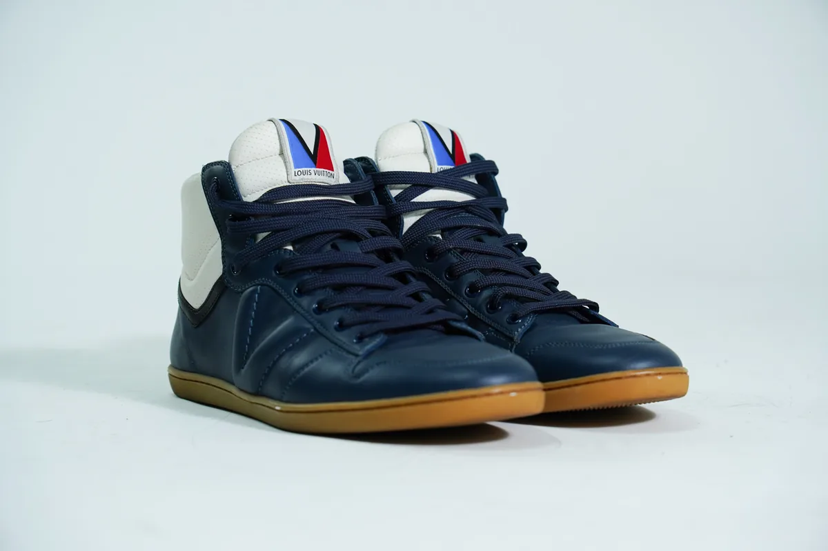 Foto de producto para e-commerce: tenis de bota azul marino en estudio, toma 73