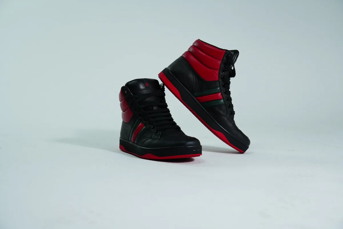 Foto de producto para e-commerce: tenis de bota negro con rojo en estudio, toma 8