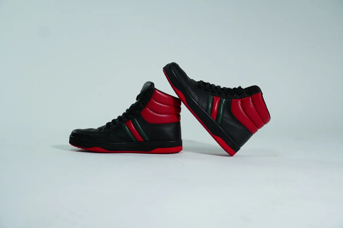Foto de producto para e-commerce: tenis de bota negro con rojo en estudio, toma 9
