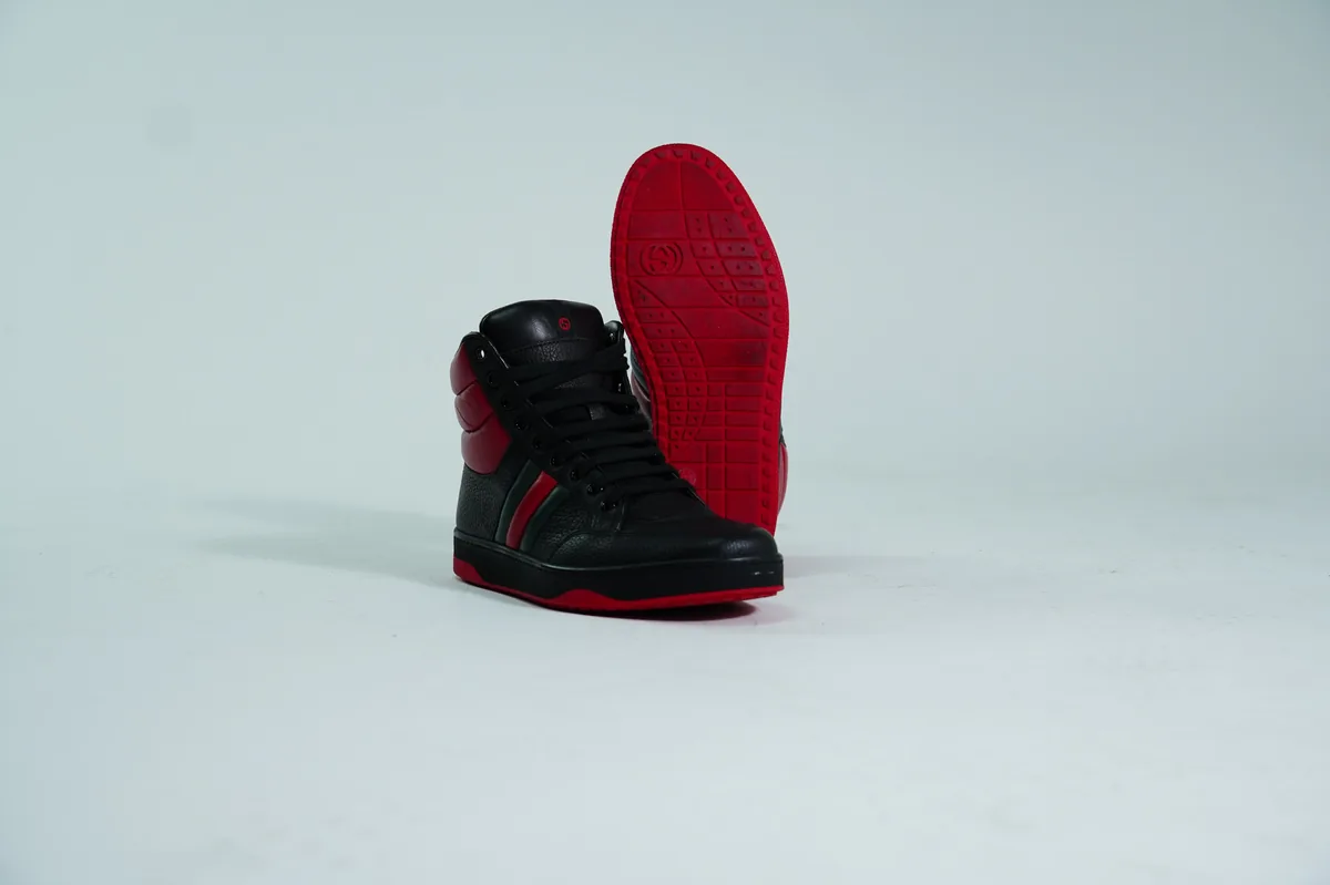 Foto de producto para e-commerce: tenis de bota negro con rojo en estudio, toma 10
