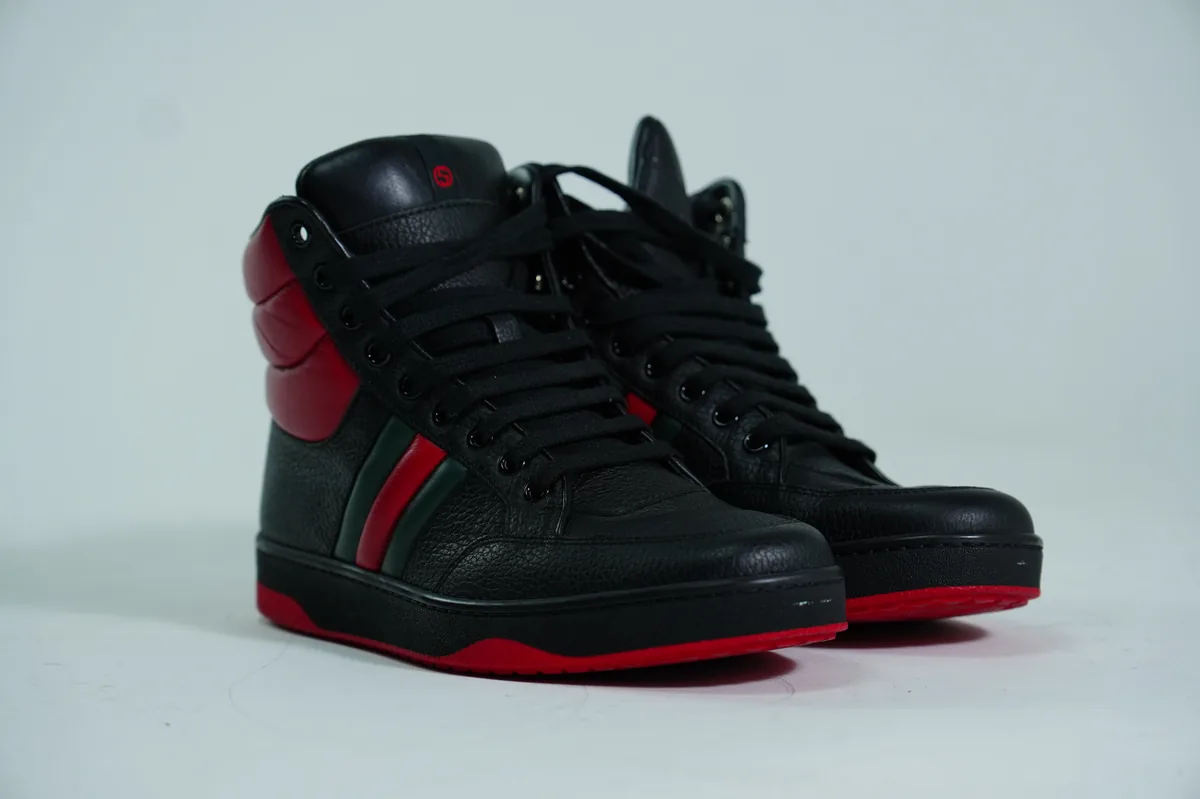 Foto de producto para e-commerce: tenis de bota negro con rojo en estudio, toma 11