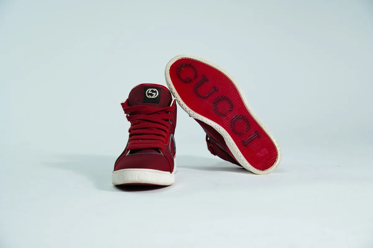 Foto de producto para e-commerce: tenis de bota vino en estudio, toma 55