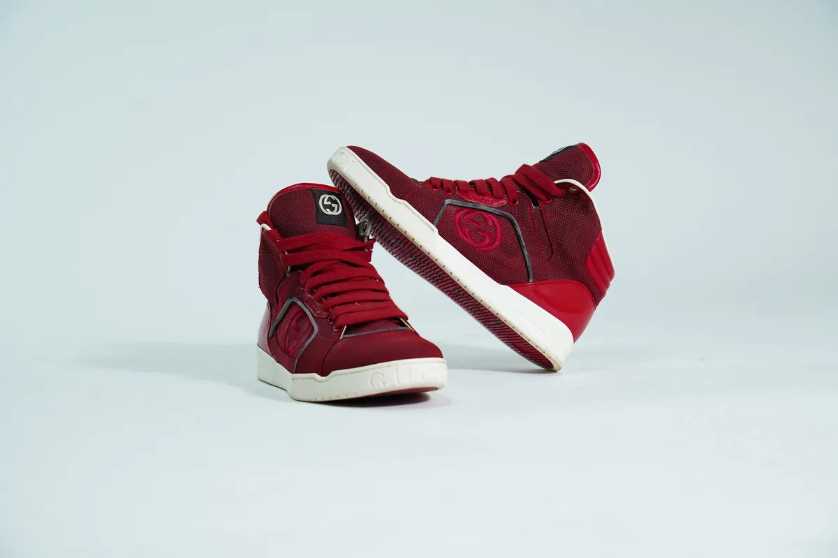 Foto de producto para e-commerce: tenis de bota vino en estudio, toma 56