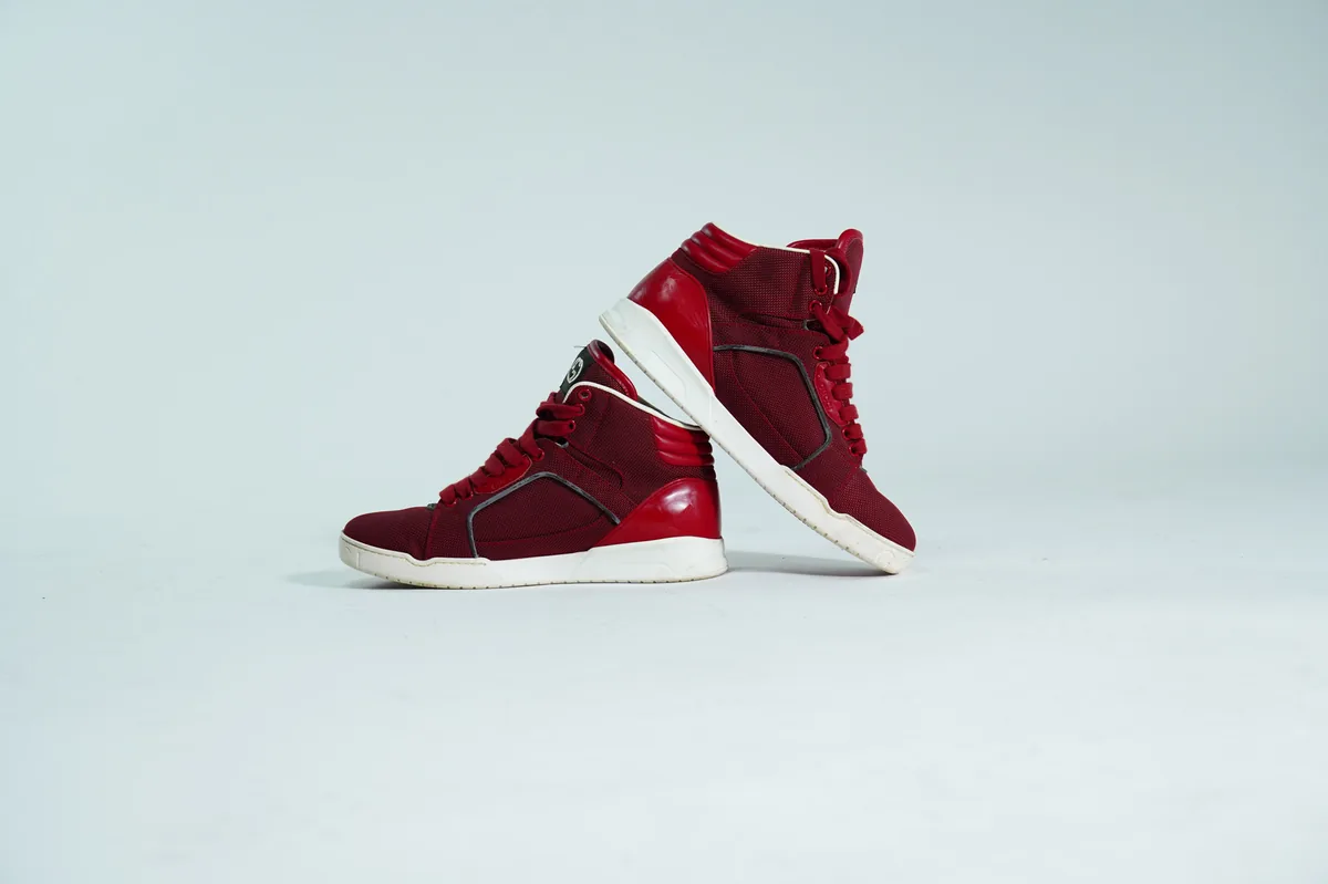 Foto de producto para e-commerce: tenis de bota vino en estudio, toma 57