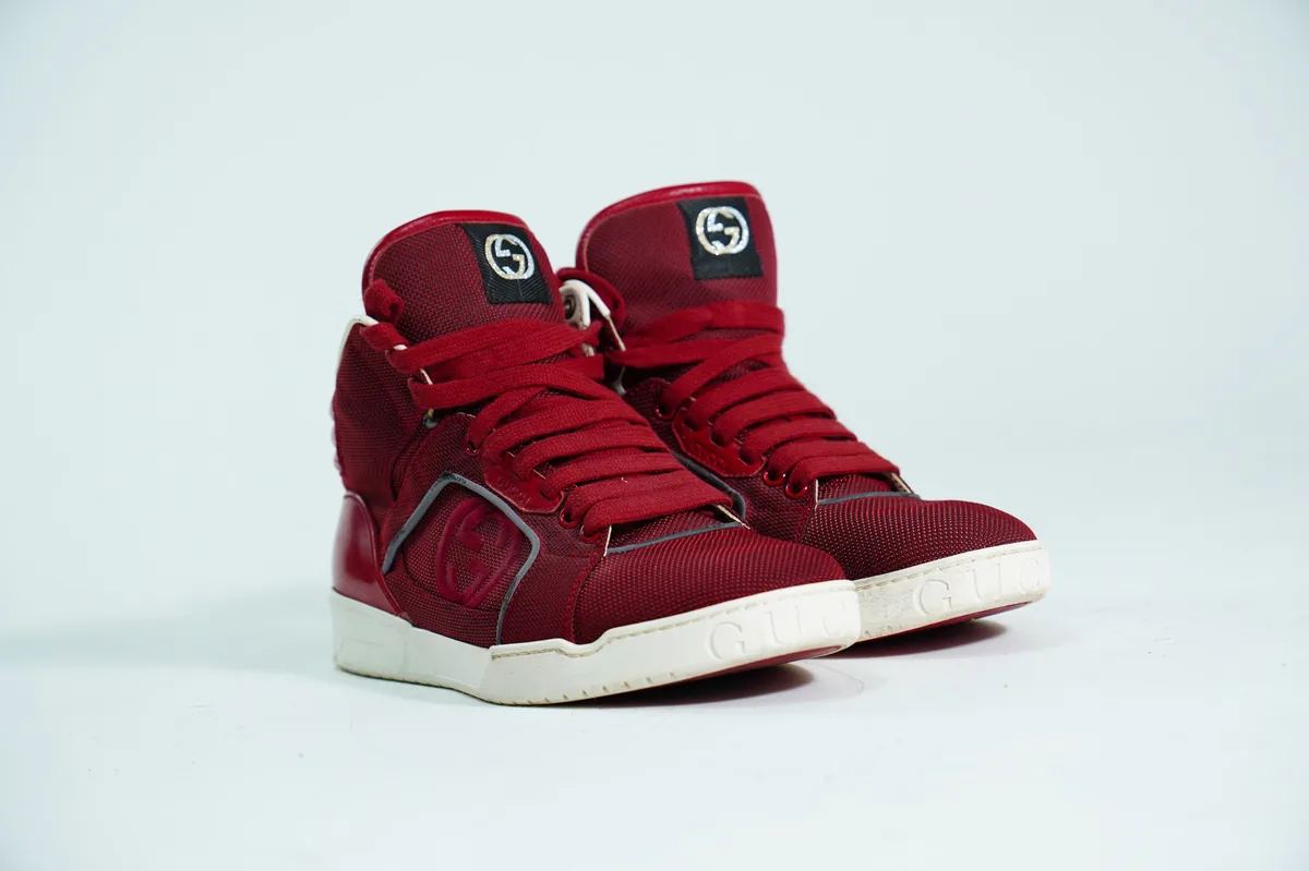 Foto de producto para e-commerce: tenis de bota vino en estudio, toma 58