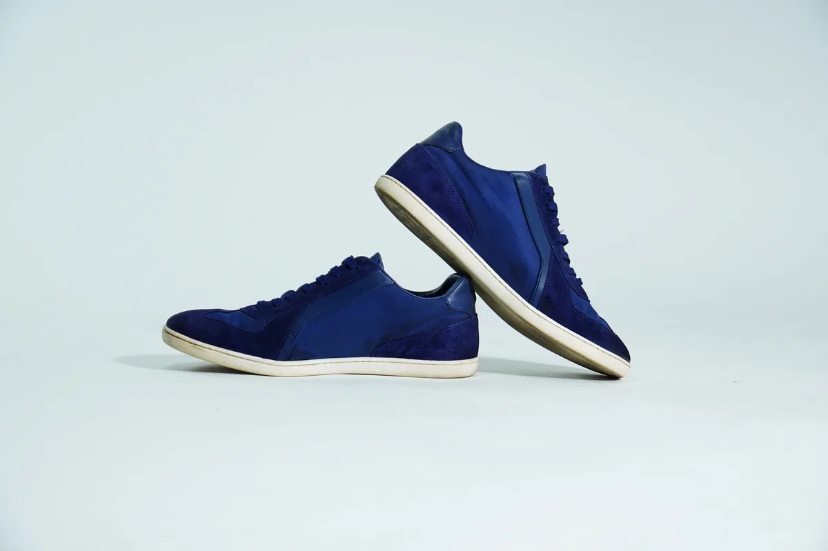 Foto de producto para e-commerce: tenis de gamuza azul marino en estudio, toma 25