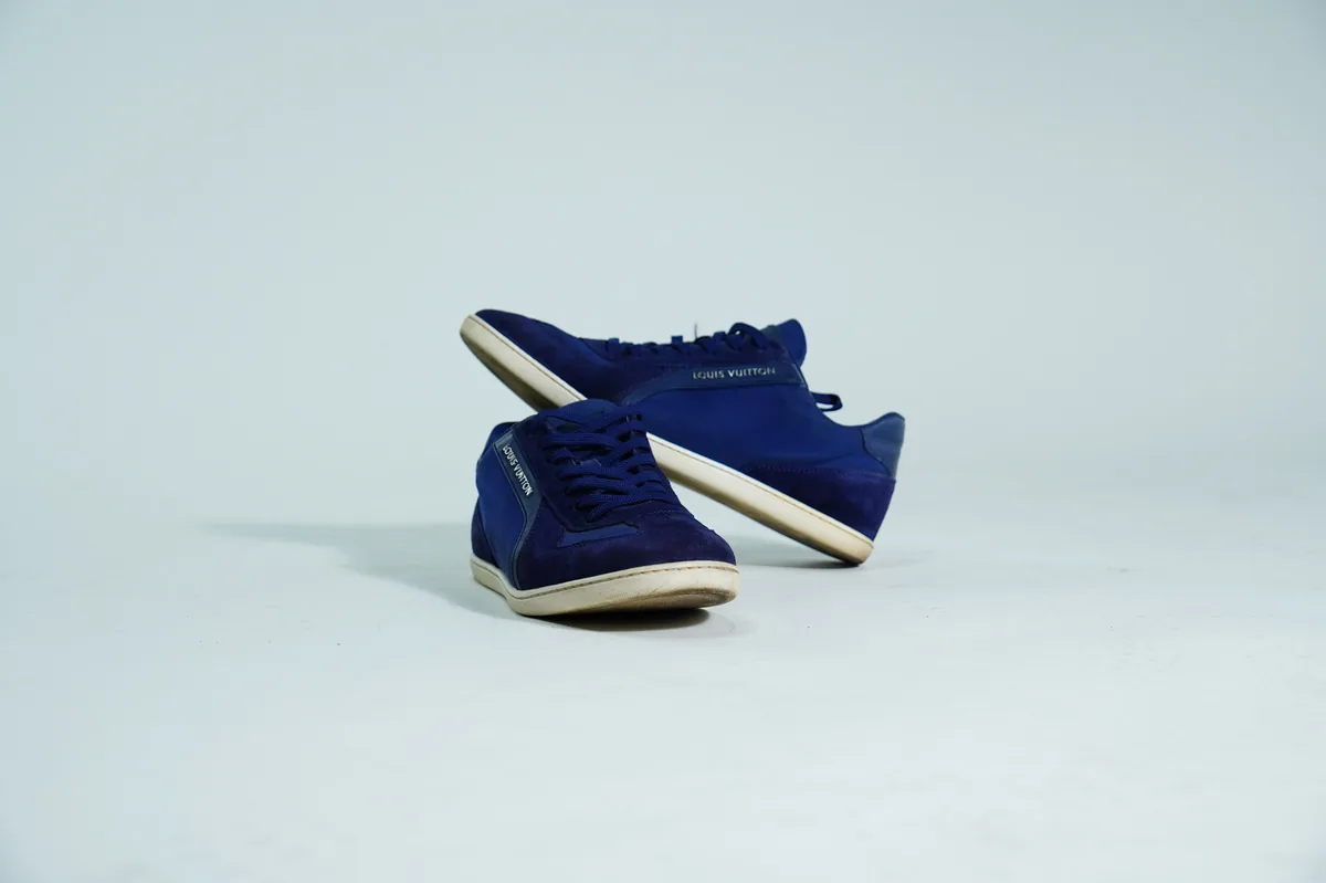 Foto de producto para e-commerce: tenis de gamuza azul marino en estudio, toma 26