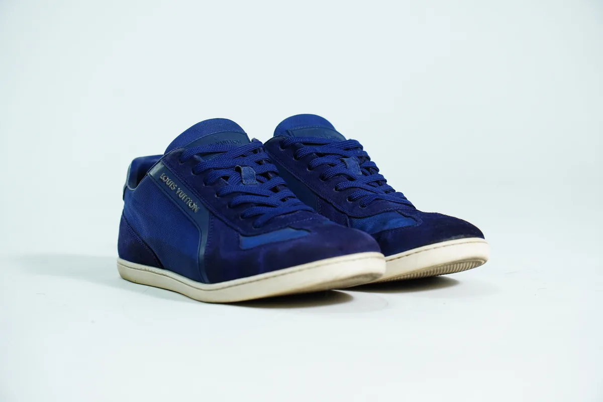 Foto de producto para e-commerce: tenis de gamuza azul marino en estudio, toma 27