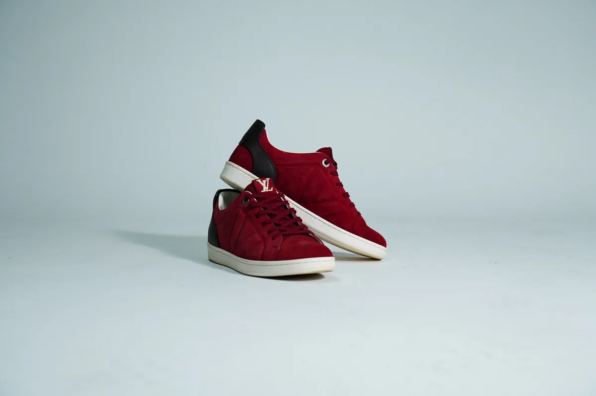 Foto de producto para e-commerce: tenis de gamuza vino en estudio, toma 5