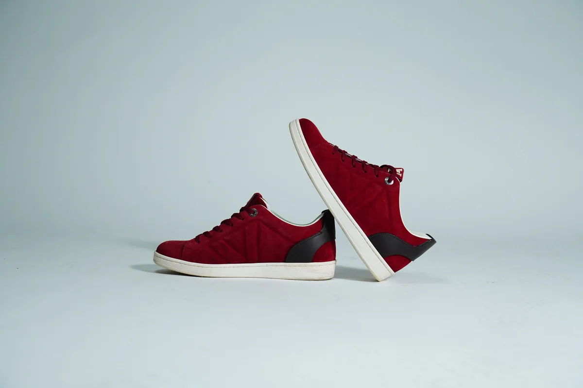 Foto de producto para e-commerce: tenis de gamuza vino en estudio, toma 6