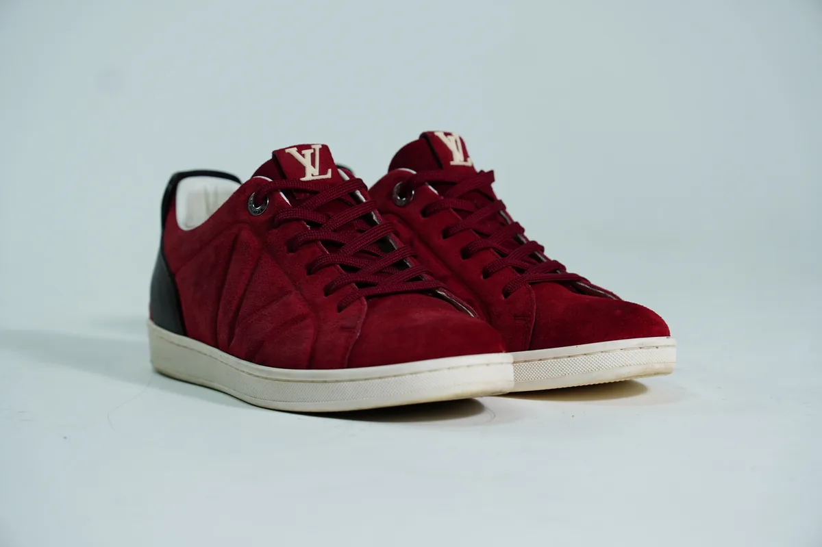 Foto de producto para e-commerce: tenis de gamuza vino en estudio, toma 7