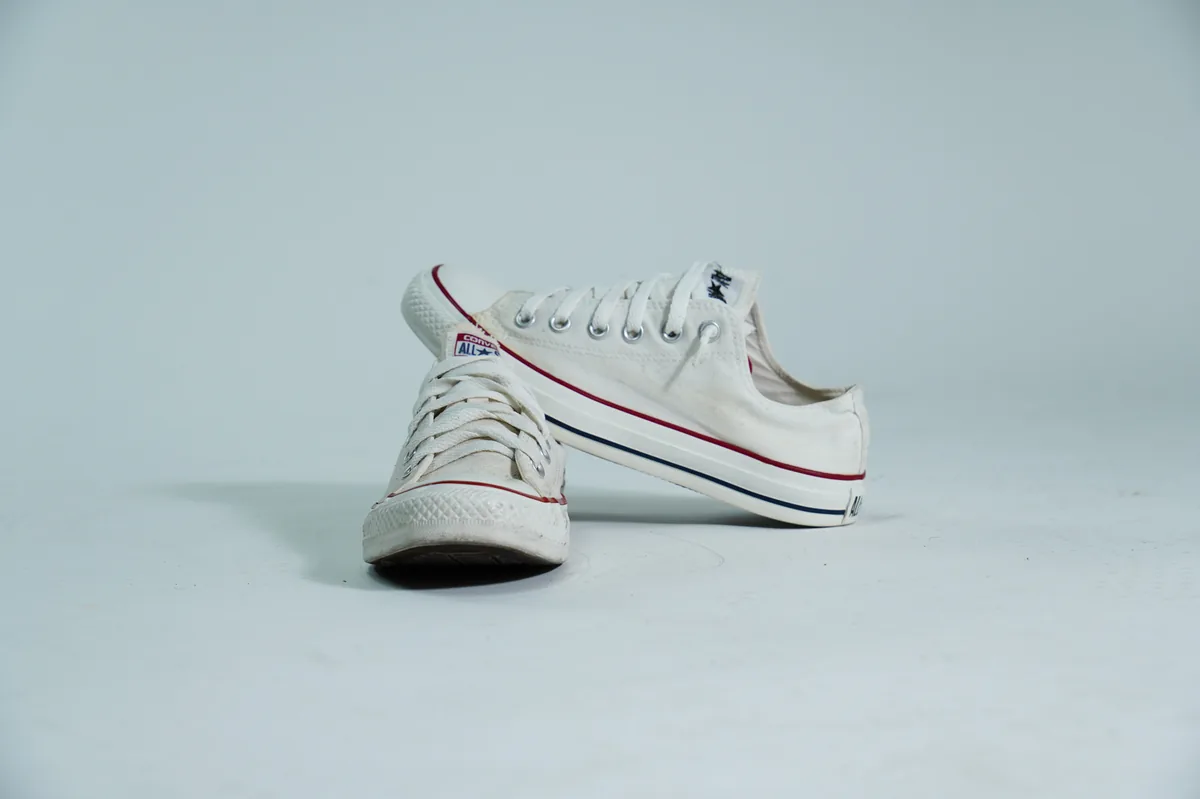 Foto de producto para e-commerce: tenis de lona blancos en estudio, toma 59