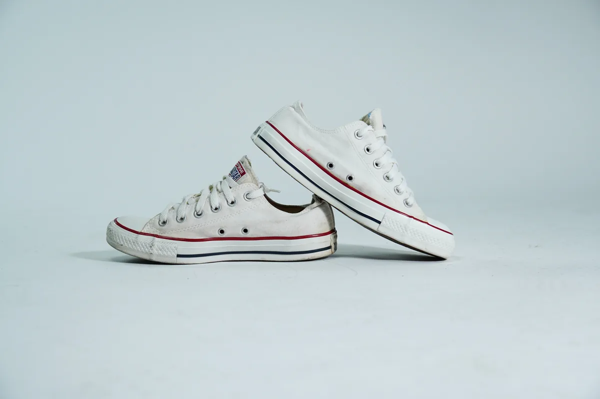 Foto de producto para e-commerce: tenis de lona blancos en estudio, toma 60