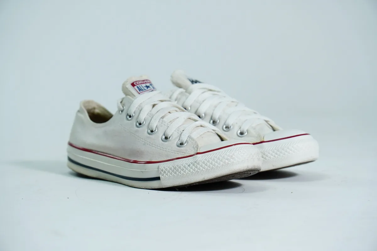 Foto de producto para e-commerce: tenis de lona blancos en estudio, toma 61