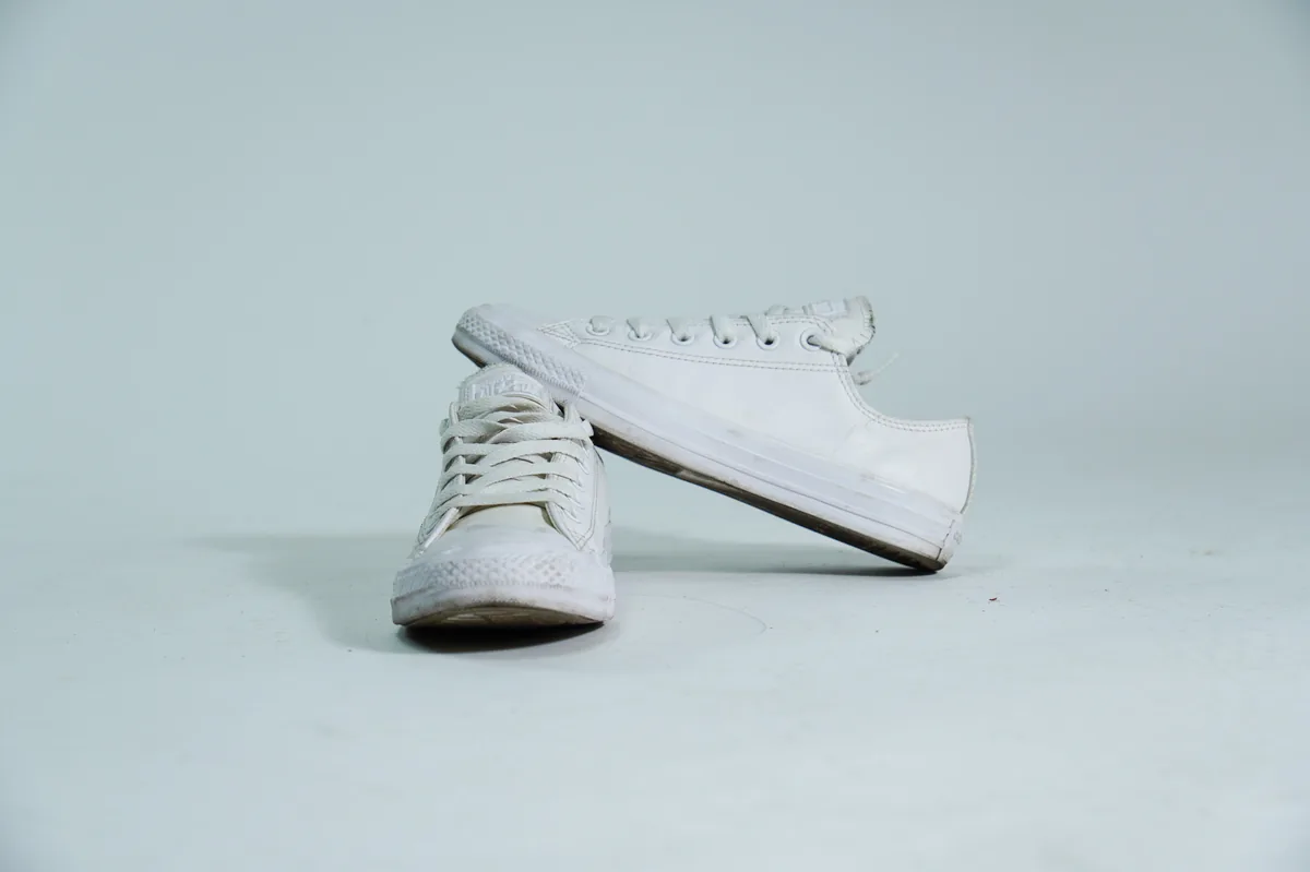 Foto de producto para e-commerce: tenis de lona blancos en estudio, toma 62