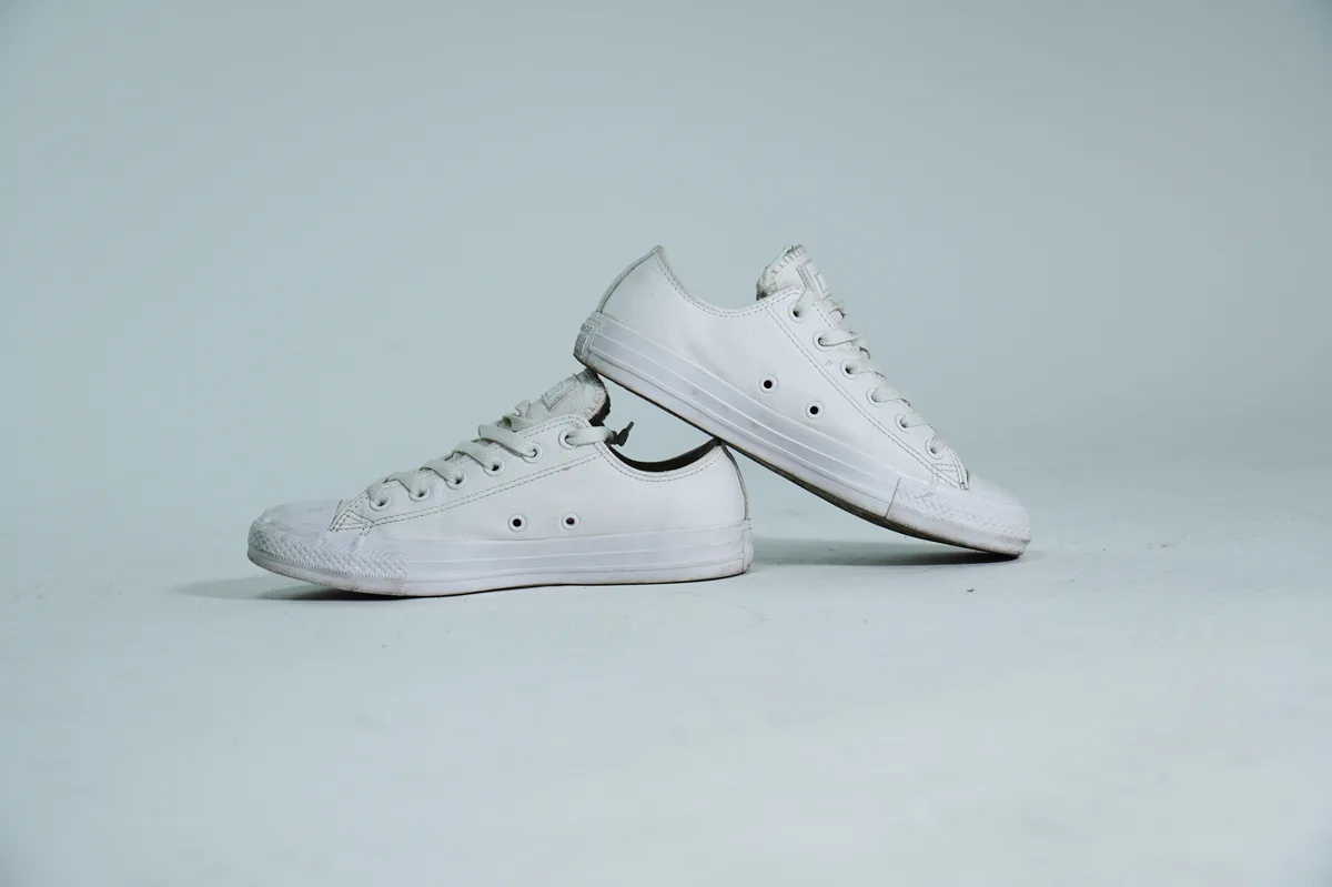 Foto de producto para e-commerce: tenis de lona blancos en estudio, toma 63