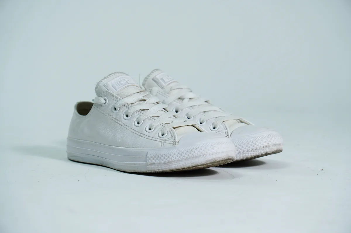 Foto de producto para e-commerce: tenis de lona blancos en estudio, toma 64