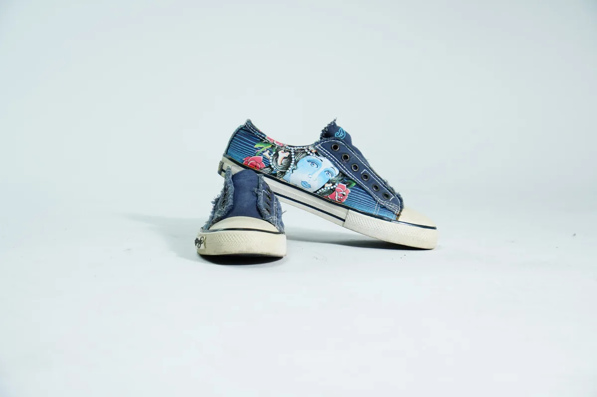 Foto de producto para e-commerce: tenis de mezclilla en estudio, toma 142