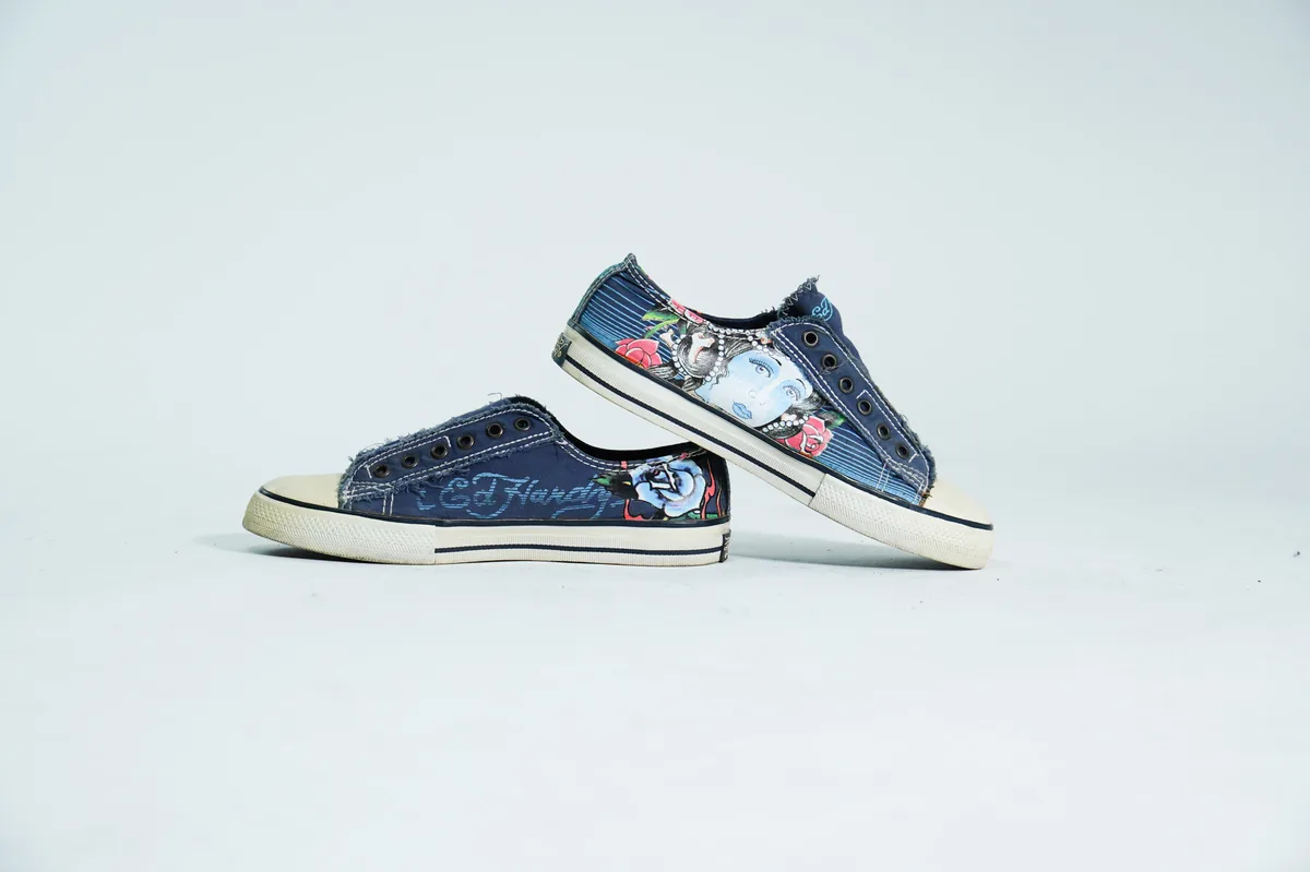 Foto de producto para e-commerce: tenis de mezclilla en estudio, toma 143