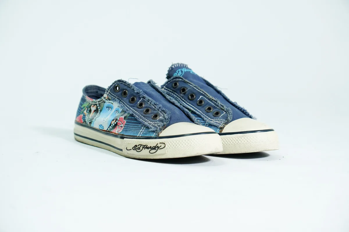 Foto de producto para e-commerce: tenis de mezclilla en estudio, toma 144