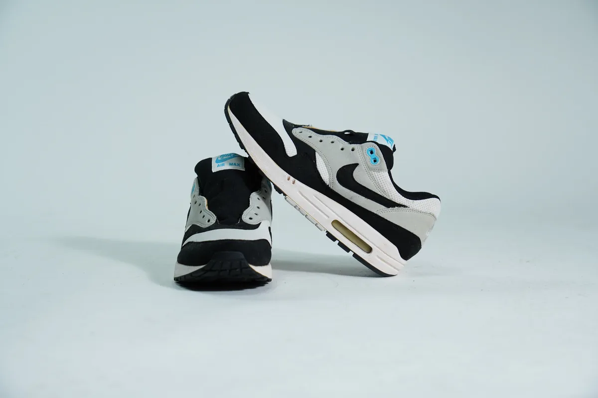 Foto de producto para e-commerce: tenis deportivos blanco con negro en estudio, toma 88