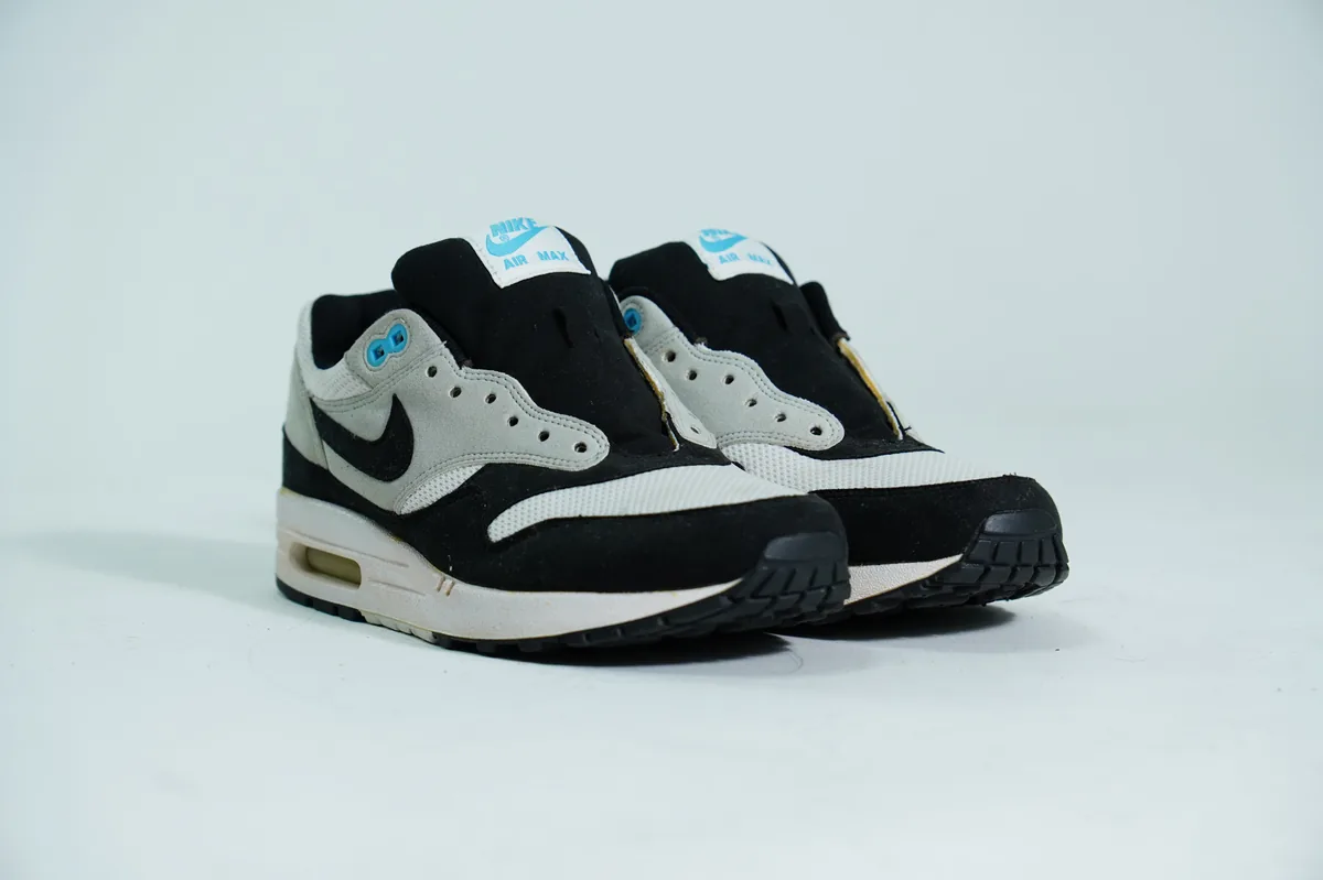 Foto de producto para e-commerce: tenis deportivos blanco con negro en estudio, toma 90