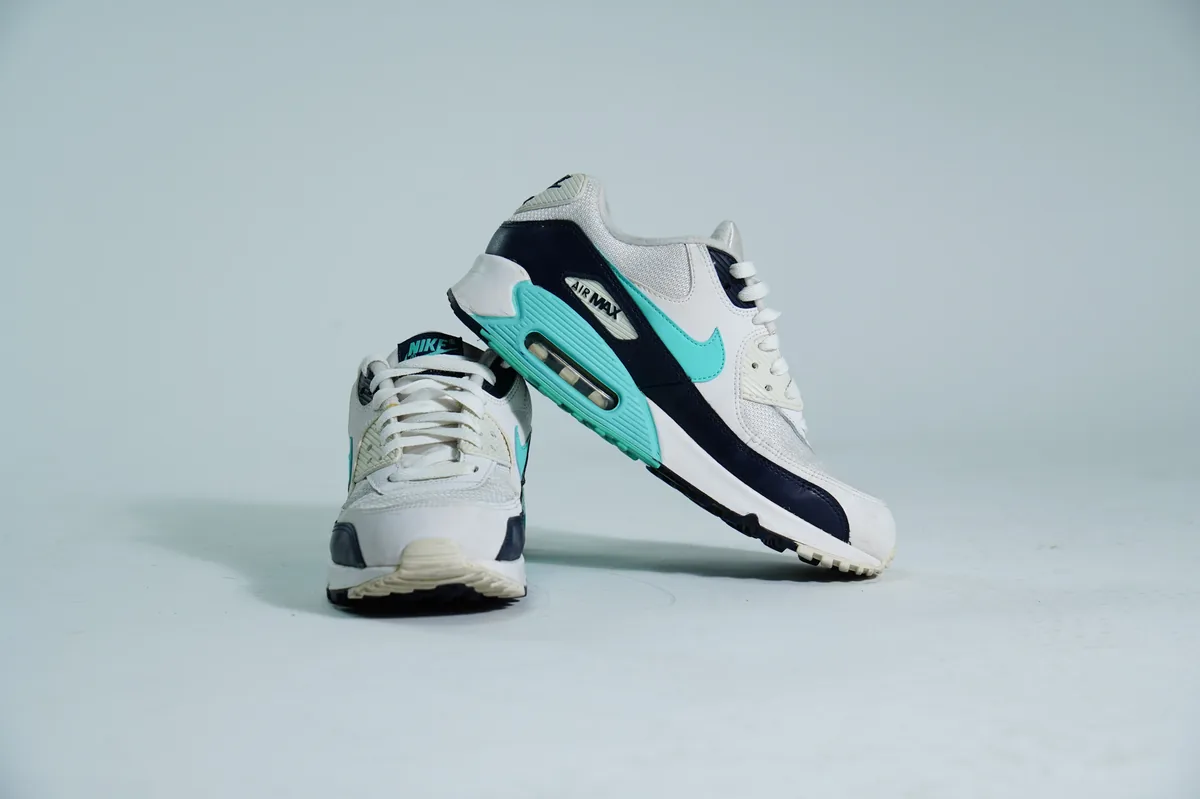 Foto de producto para e-commerce: tenis deportivos blancos con turquesa en estudio, toma 28