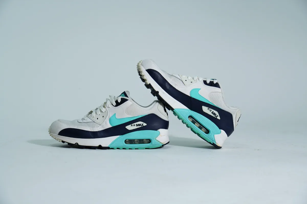 Foto de producto para e-commerce: tenis deportivos blancos con turquesa en estudio, toma 29