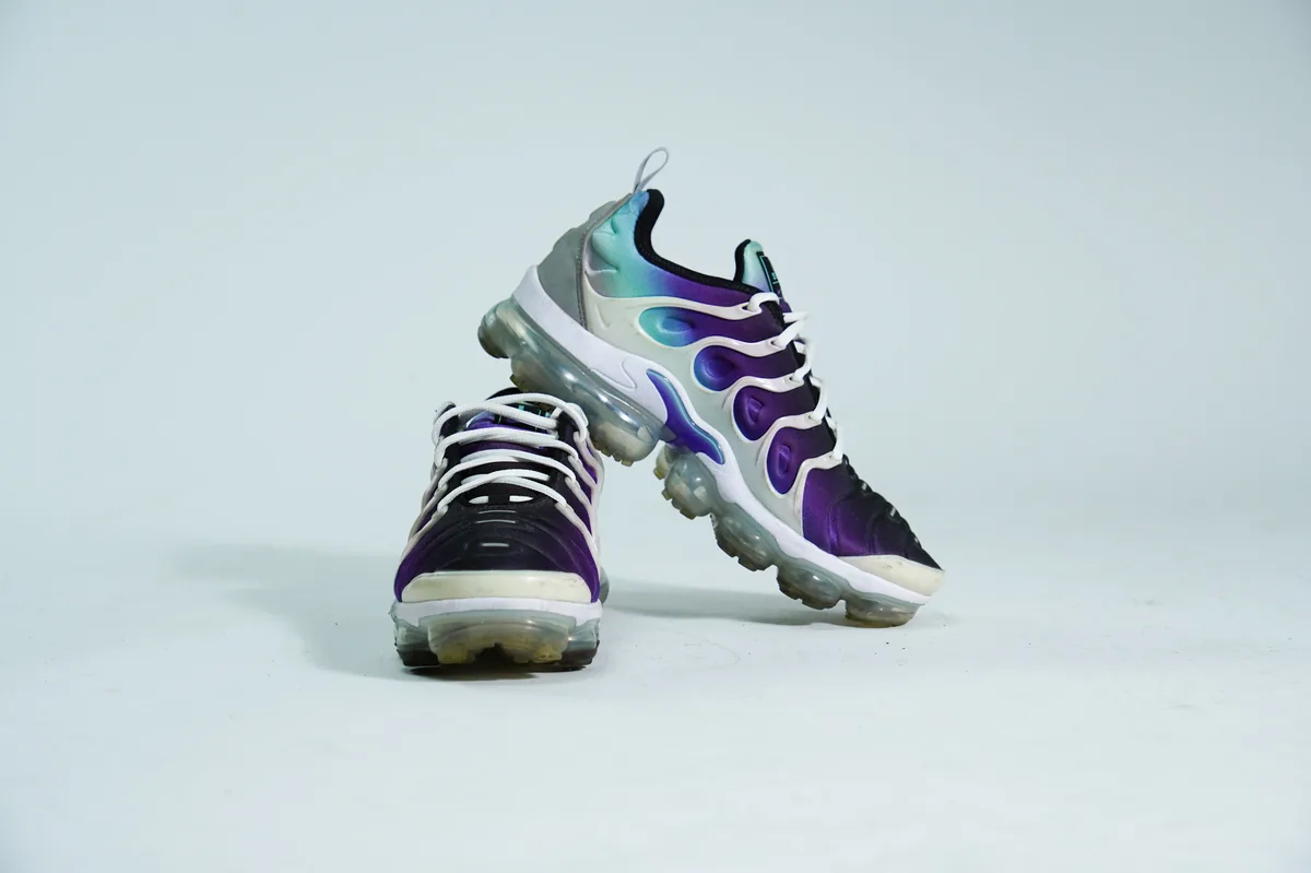Foto de producto para e-commerce: tenis deportivos morados en estudio, toma 103