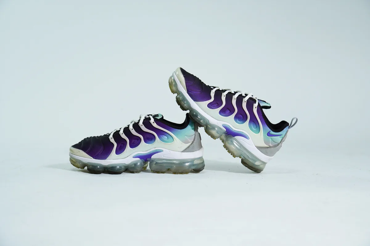 Foto de producto para e-commerce: tenis deportivos morados en estudio, toma 104