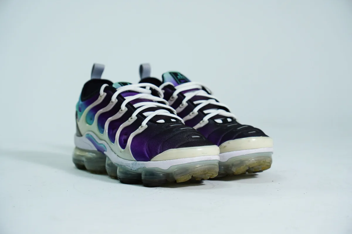Foto de producto para e-commerce: tenis deportivos morados en estudio, toma 105