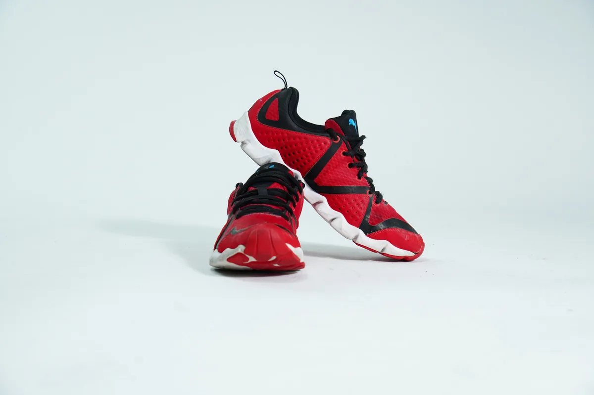 Foto de producto para e-commerce: tenis deportivos rojos en estudio, toma 97