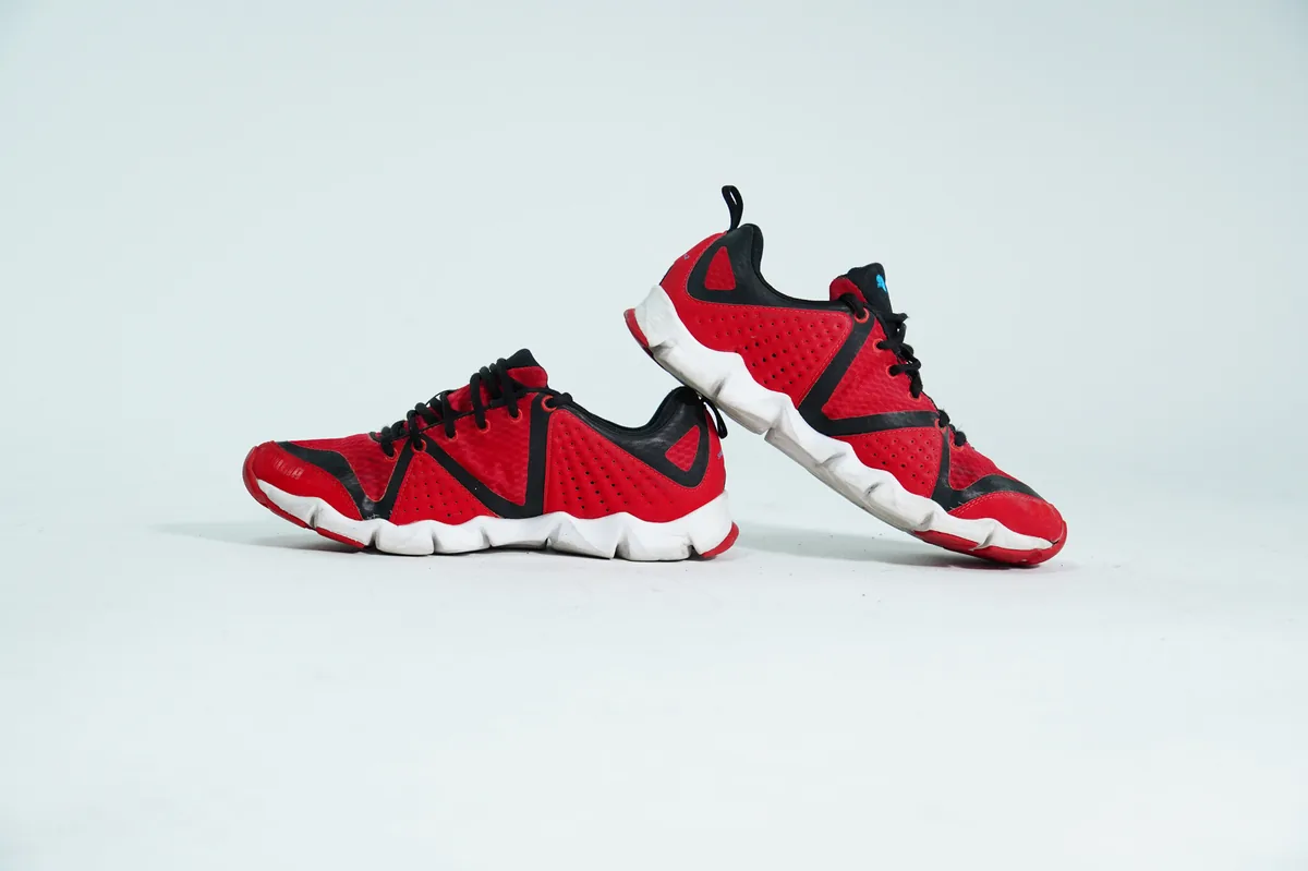 Foto de producto para e-commerce: tenis deportivos rojos en estudio, toma 98