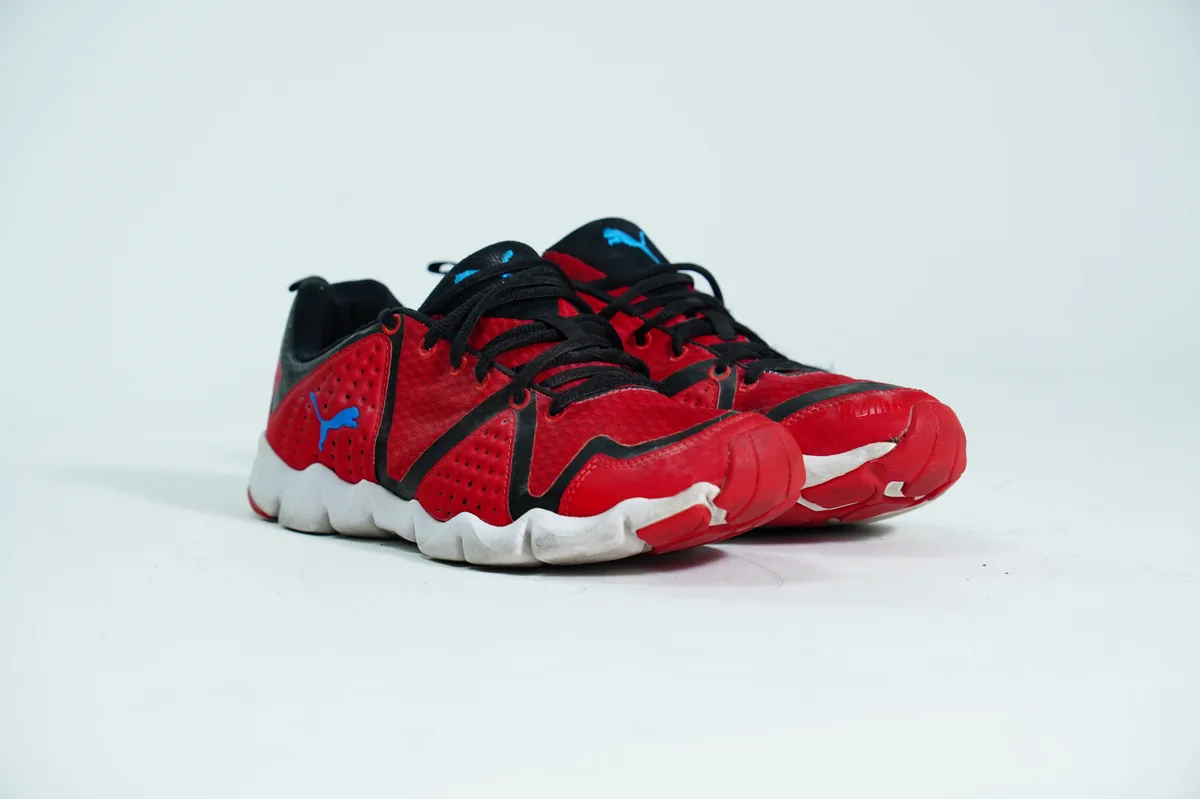Foto de producto para e-commerce: tenis deportivos rojos en estudio, toma 99