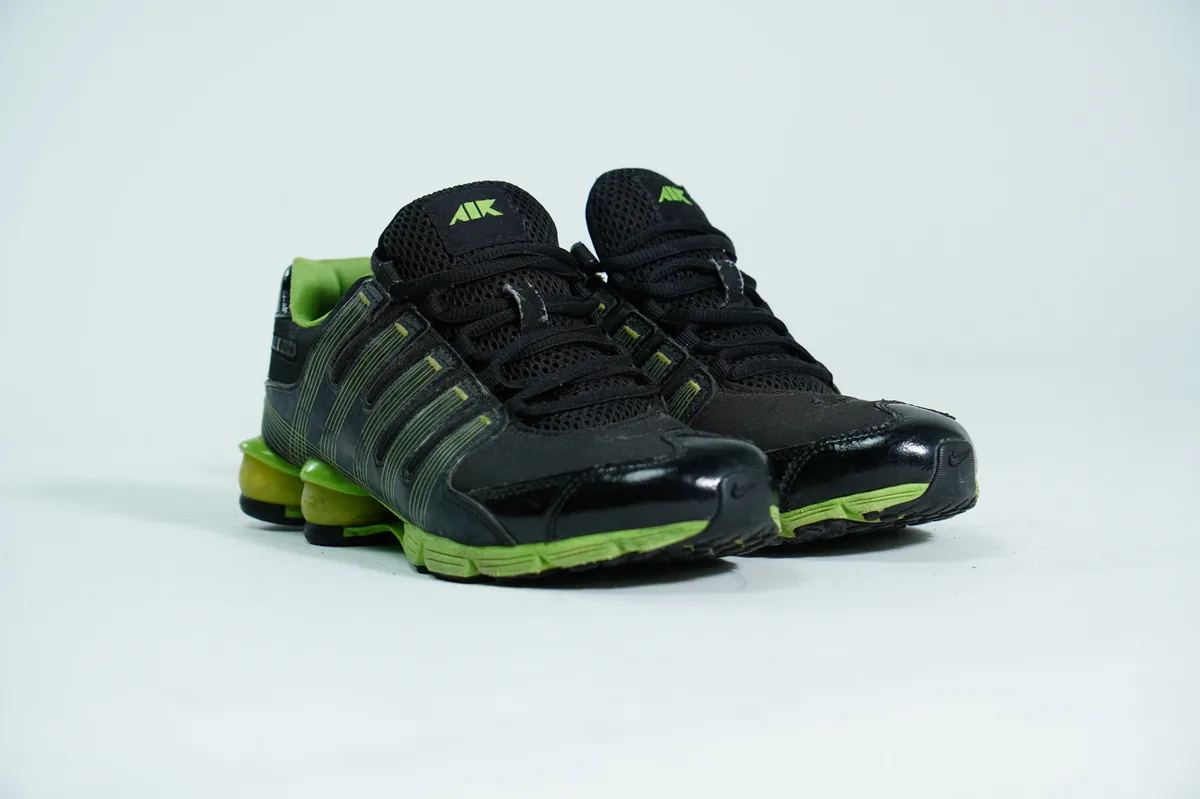 Foto de producto para e-commerce: tenis deportivos verde con negro en estudio, toma 94