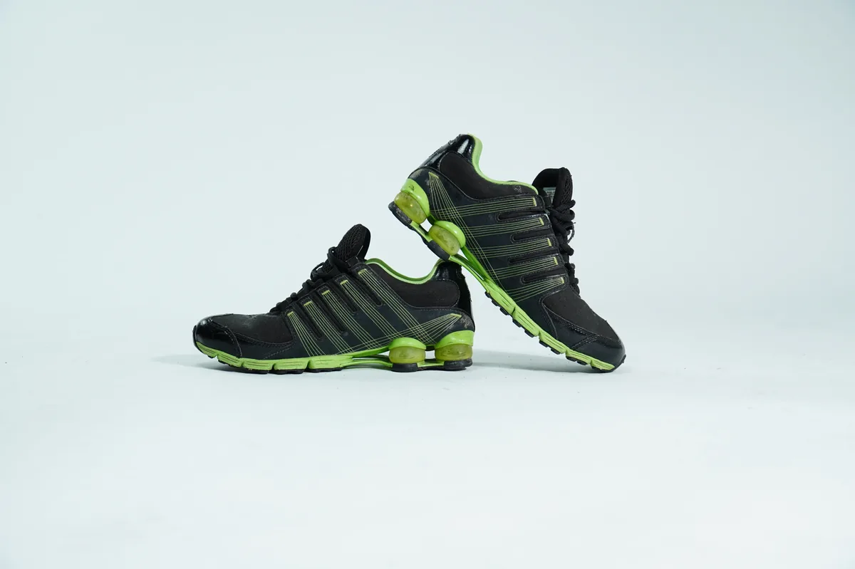Foto de producto para e-commerce: tenis deportivos verde con negro en estudio, toma 96
