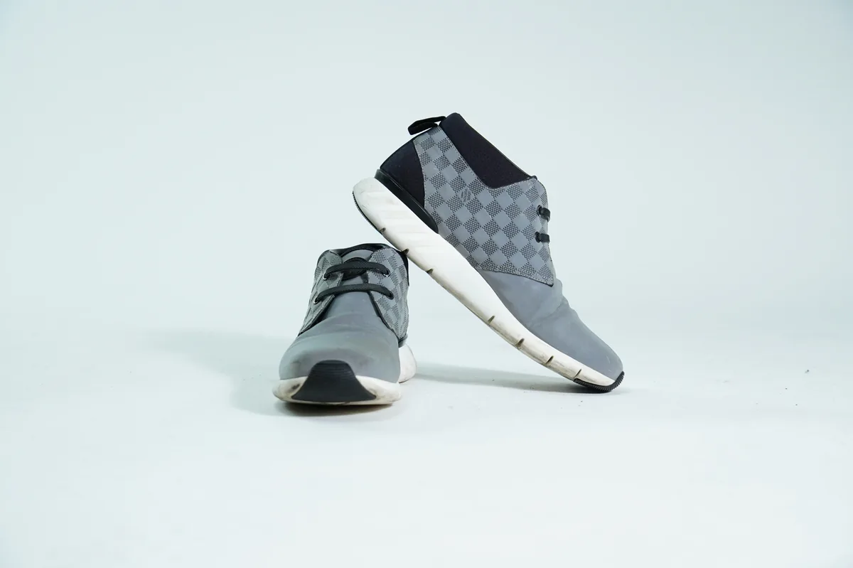 Foto de producto para e-commerce: tenis grises de malla en estudio, toma 124