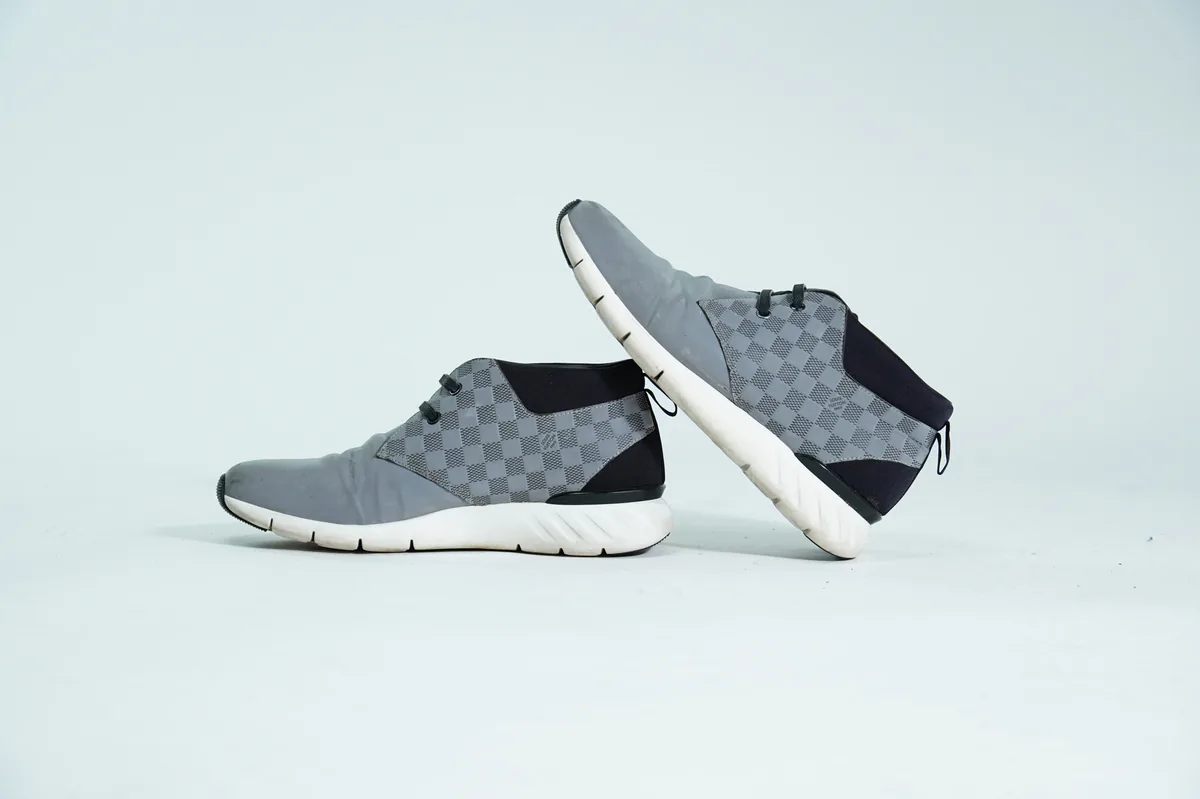 Foto de producto para e-commerce: tenis grises de malla en estudio, toma 125