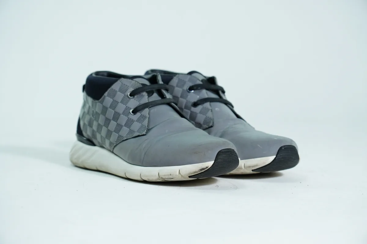 Foto de producto para e-commerce: tenis grises de malla en estudio, toma 126