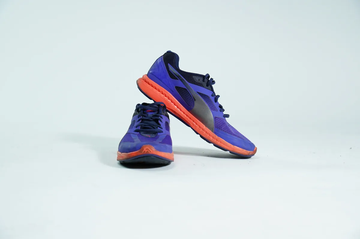 Foto de producto para e-commerce: tenis morados con naranja en estudio, toma 136
