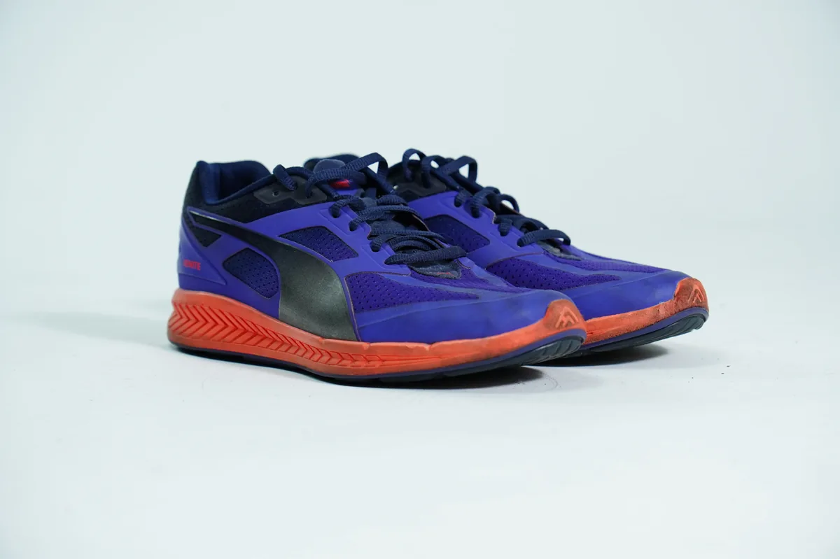 Foto de producto para e-commerce: tenis morados con naranja en estudio, toma 138