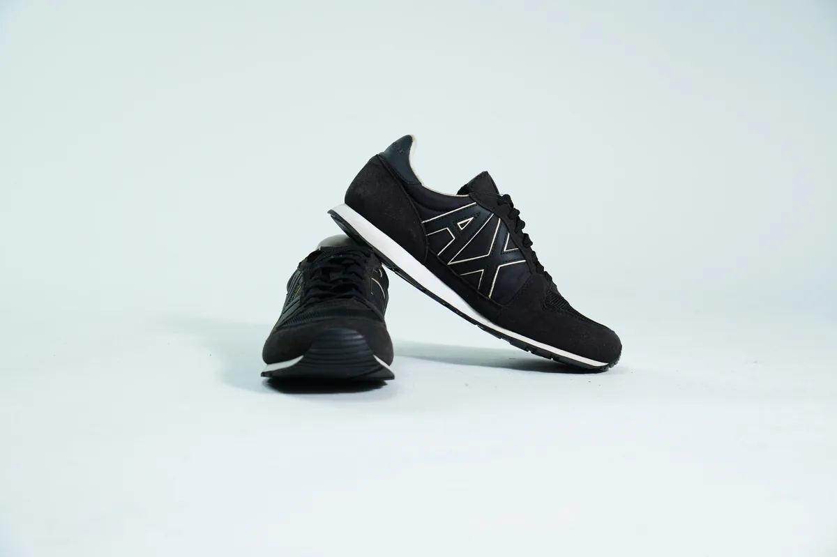 Foto de producto para e-commerce: tenis negros en estudio, toma 112