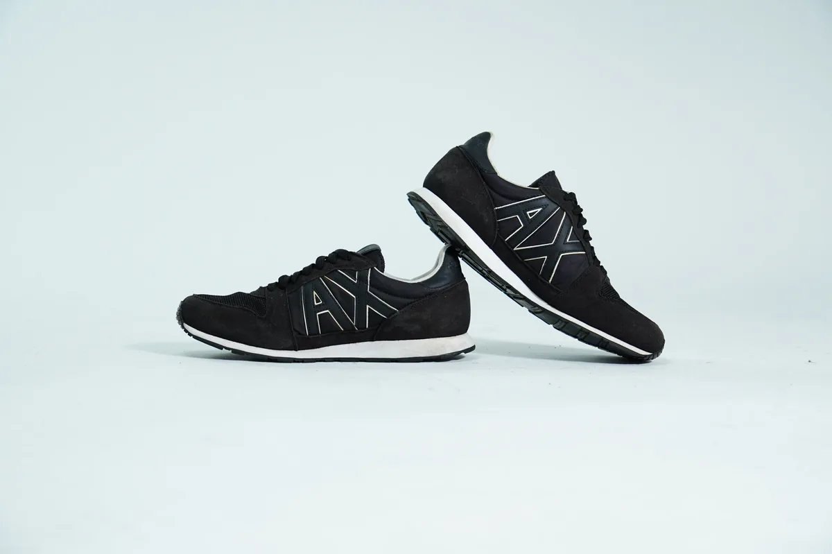 Foto de producto para e-commerce: tenis negros en estudio, toma 113