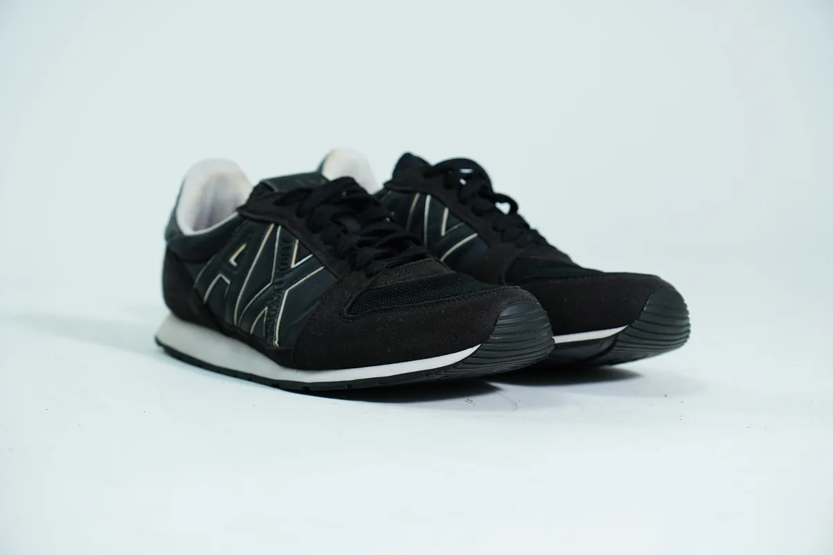 Foto de producto para e-commerce: tenis negros en estudio, toma 114