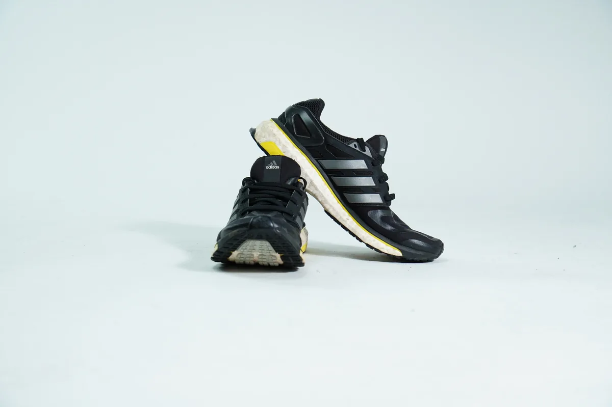 Foto de producto para e-commerce: tenis negros deportivos en estudio, toma 133