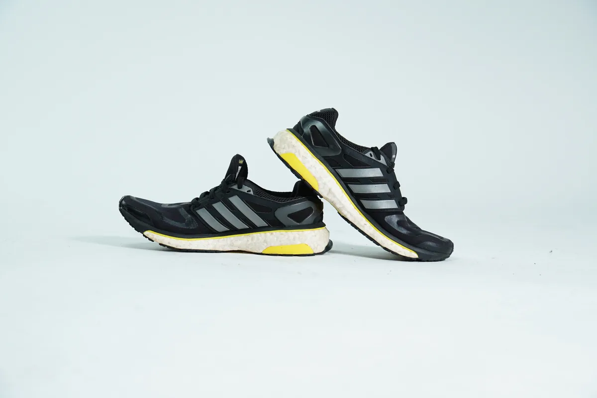 Foto de producto para e-commerce: tenis negros deportivos en estudio, toma 134