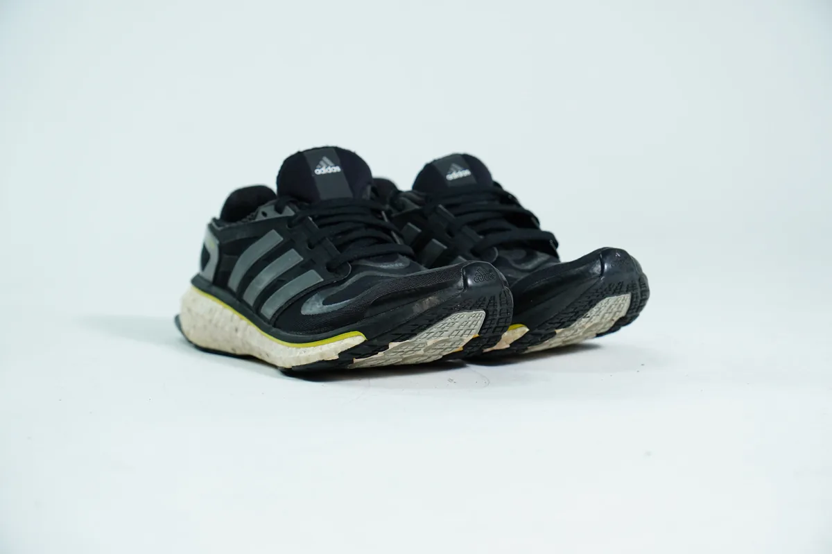 Foto de producto para e-commerce: tenis negros deportivos en estudio, toma 135