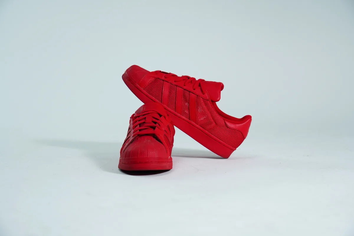 Foto de producto para e-commerce: tenis rojos en estudio, toma 65