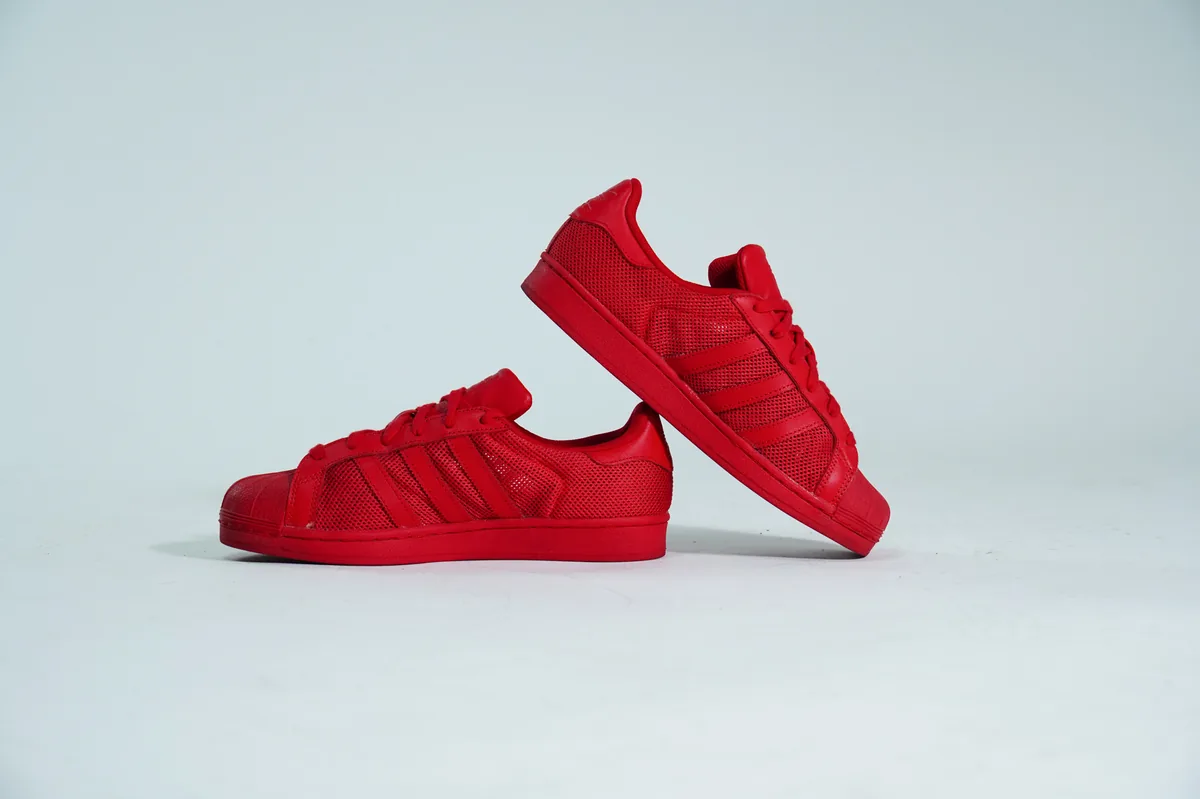 Foto de producto para e-commerce: tenis rojos en estudio, toma 66